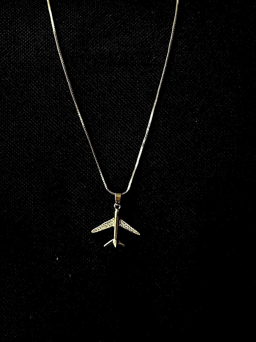 Cadena dorada con dije de avión